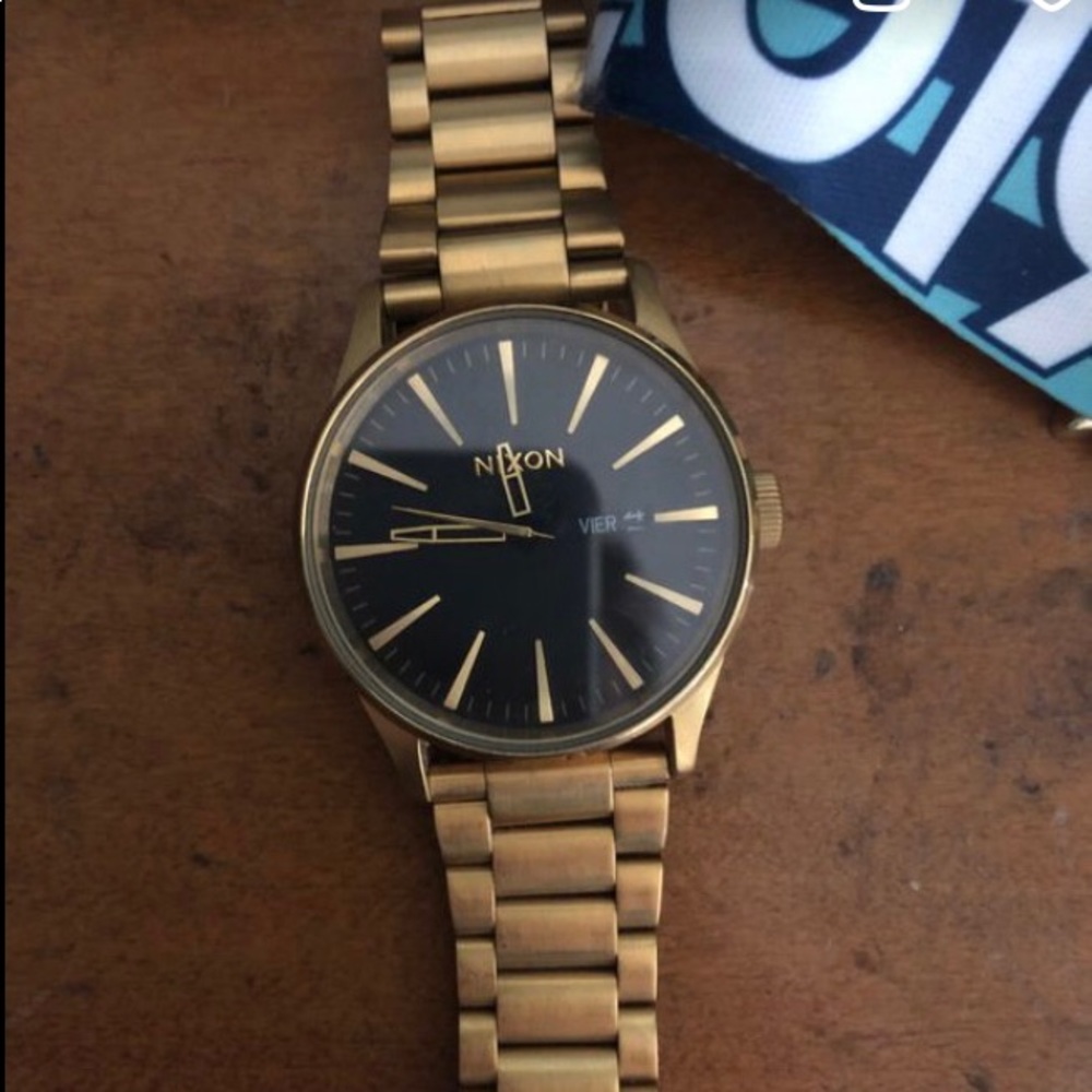 Gold Nixon watch - Picture 2 of 3